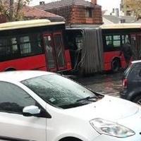 Video / Autobus se prepolovio kod Mašinskog fakulteta u Beogradu