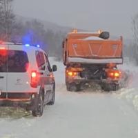 Snijeg napravio havariju u USK: Blokirani brojni putevi, 15 saobraćajnih nesreća