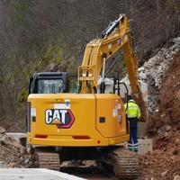 Video / "Avaz" na licu mjesta: Potencijalno klizište na tranzitu, čisti se zemlja sa saobraćajnice