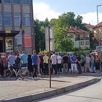 Nevjerovatno: Građani protestuju zbog hapšenja 16 policajaca u Kaknju