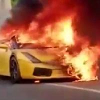 Urnebesna situacija: Prodavači polovnih automobila se posvađali pa zapalili skupocjeni Lamborghini