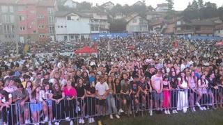 Veliki koncert Halida Bešlića u Tešnju: Hiljade ljudi na stadionu uživa uz najveće hitove