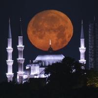 Bajkoviti prizori punog Mjeseca iznad Istanbula
