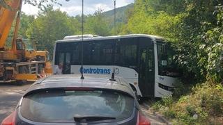 Nesreća kod Sarajeva: Autobus sletio s ceste, obustavljen saobraćaj