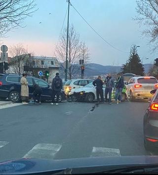 Nesreća u Sarajevu: Sudarila se dva automobila, stvorile se gužve