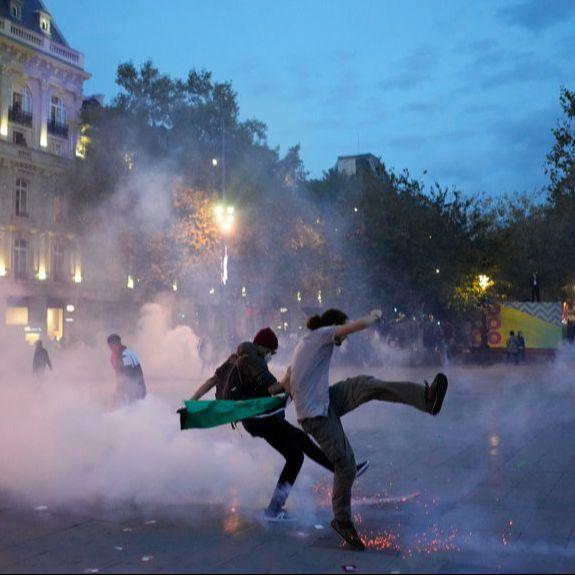 U Parizu vodenim topovima rastjerali ljude sa zabranjenog protesta za Palestinu