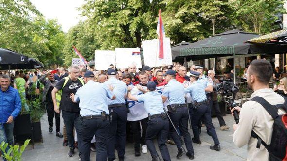 Naguravanje s policijom u Banjoj Luci - Avaz