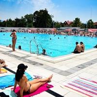 Spas od vrućina Sarajlije potražile na dobrinjskom bazenu: Osvježenja u toplim danima