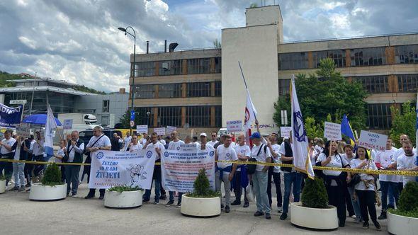 Demonstranti ispred Vlade FBiH - Avaz