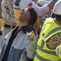 Fotografije obišle svijet: Sin slavi izvlačenje svoje majke iz ruševina