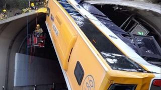 U bizarnoj nesreći u Španiji autobus zapeo na izlazu iz tunela u gotovo okomitom položaju