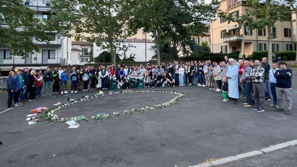 Skup je završen polaganjem 102 ruže u obliku kruga - Avaz