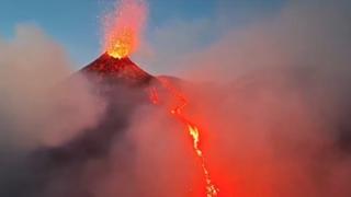 Iz vulkana Etna krenula nova emisija lave, stub pepela ide i do 6.000 metara