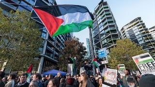 Desetine hiljada ljudi izašlo na ulice Londona u znak podrške palestinskom narodu