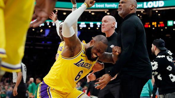 Los Angeles Lakers' LeBron James (6) reacts after missing a shot late in the fourth quarter during an NBA basketball game against the Boston Celtics - Avaz