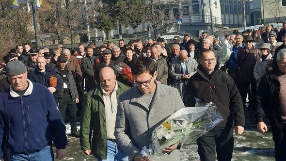 Na Centralnom Spomen-obilježju cvijeće za poginule borce 92.-95 u Gračanici - Avaz