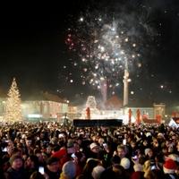 Tuzlaci uz spektakularan vatromet na Trgu slobode ušli u Novu godinu