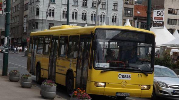 Žena ušla u autobus s nožem - Avaz