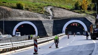 Nesreća na ulazu u tunel Ivan: Učestvovalo jedno vozilo, saobraća se usporeno