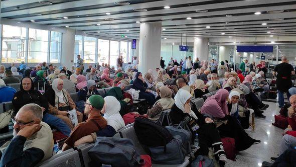 Hadžije na aerodromu - Avaz