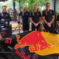 Foto + video / Ususret Red Bull Showrunu: Šampionski bolid postavljen na Marindvoru, privukao pažnju brojnih građana