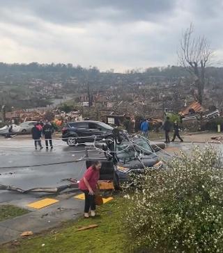 Niz snažnih tornada pogodio SAD: Tokom koncerta se urušio krov pozorišta