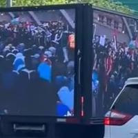 Pokrenuta istraga protiv vozača koji je objavio antimuslimanski video na digitalnom ekranu vozila
