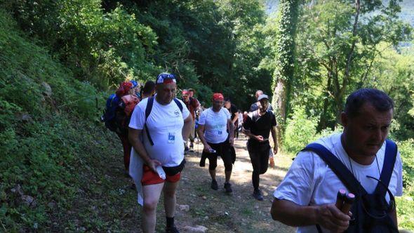 Učesnici "Marša mira" - Avaz