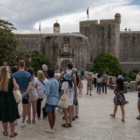 Dubrovnik se obračunava s bukom: Turisti više ne smiju vući kofere