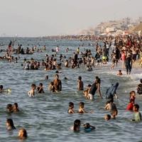 Predah od teške svakodnevnice: Stotine Palestinaca rashladilo se u primorskom području