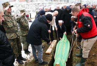 Nezapamćena dženaza u Sapni: Hiljade ljudi na posljednjem ispraćaju komandantu Edhemu Omeroviću