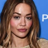 Smjela Rita Ora prošetala bez grudnjaka: Došla da podrži kolegice, pa pokupila svu pažnju