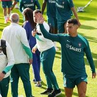 Video / Haos na treningu Portugala: Navijači upali na teren, golman pokazao hrvačko umijeće