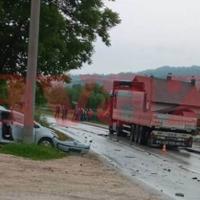 Crno jutro: U stravičnom sudaru kamiona i automobila jedna osoba poginula, saobraćaj obustavljen