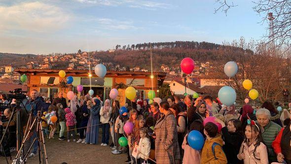 Sa lica mjesta - Avaz