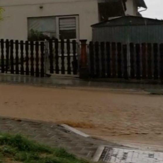 Jako nevrijeme pogodilo Banju Luku: "Rijeke" teku niz ceste, poplavljene garaže