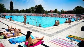 Spas od vrućina Sarajlije potražile na dobrinjskom bazenu: Osvježenja u toplim danima