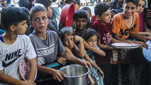 Palestinska djeca čekaju u redu za hranu - Avaz