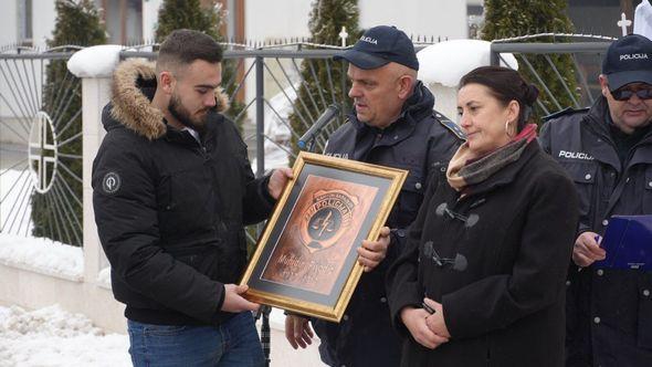 Na mjestu stradanja Pivodića okupili su se članovi porodice, prijatelji i kolege. - Avaz