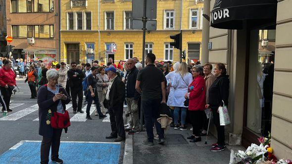 Građani pristižu na proteste za Azru Spahić - Avaz