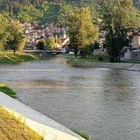 Jeziva nesreća u Visokom: Vozilom sletjeli u Bosnu, spašeni kaže da je bio s još tri osobe