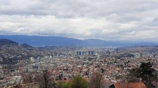 U Hercegovini i zapadnim područjima Bosne mogući pljuskovi, u ostatku države sunčano uz malu do umjerenu naoblaku