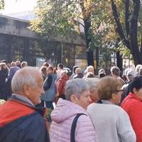 Video / Sarajlije sakupljaju dokumente za 600 KM pomoći od EU: Haos ispred objekata gdje se vade CIPS prijavnice