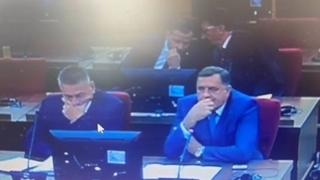 Dodik nije htio ustati, sutkinja umjesto njega pročitala da negira krivicu