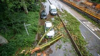 Jako nevrijeme pogodilo Njemačku: Oluja čupala drveće i nosila krovove