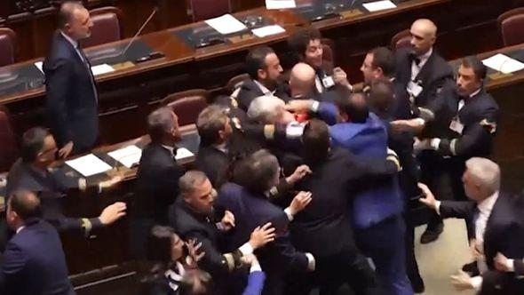 Rasprava eskalirala u italijanskom parlamentu - Avaz