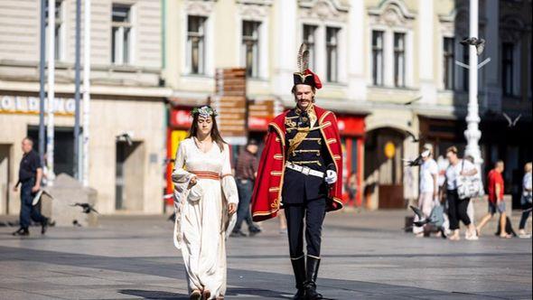 U centru Zagreba djevojka i momak privukli poglede nesvakidašnjim stajlingom