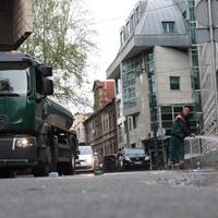 Radnici oprali ulicu u kojoj su danas održani protesti SDA