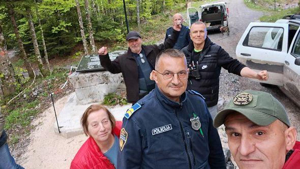 Poljaci s policijom i spasiocima - Avaz