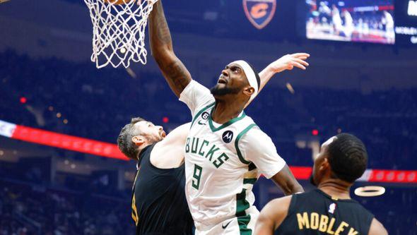 Milwaukee Bucks forward Bobby Portis (9) dunks against Cleveland Cavaliers forward Kevin Love and forward Evan Mobley (4) during the first half of an NBA basketball game - Avaz